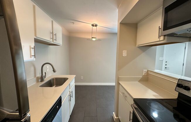 2 beds, 1 bath, 667 sqft, $995, Unit Unit 303