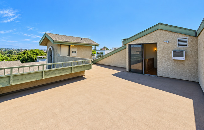 2-STORY PENTHOUSE 3BR2.5BA w/ LOFT! BRIGHT & SPACIOUS, CORNER UNIT CONDO W/ HUGE PRIVATE ROOFTOP DECK, 2 BALCONIES & 2-CAR GATED PARKING CLOSE TO SANTA MONICA AIRPORT, PARKS, SHOPPING, RESTAURANTS & EASY FREEWAY ACCESS!