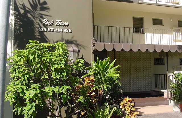 Park Tower 2 Bedroom, 1 bath, located below Punchbowl, 1 cov'd parking/pool, secured entrance!