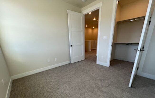 3 beds, 2.5 baths, $1,850, Unit #4