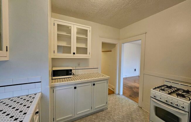 $500 Move-In Credit! Bright Studio Apartment with Hardwood Floors & Natural Light!