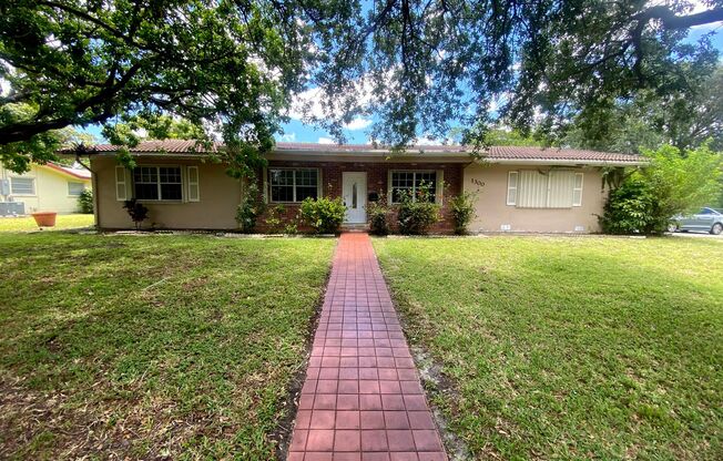 Great 2 Bedroom Home in the Heart of Plantation