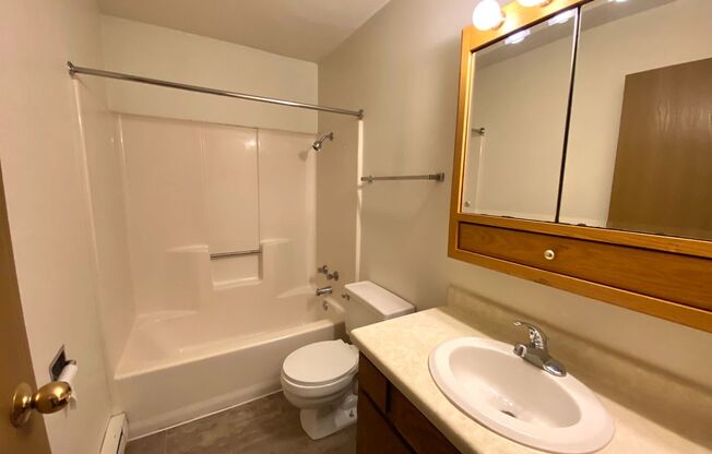 2 beds, 1 bath, $825, Unit 3