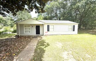 ** 3 Bed 1 Bath located in Forrest Hills ** Call 334-366-9198 to schedule a viewing