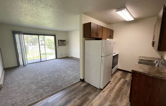 2 beds, 1 bath, $690, Unit 13