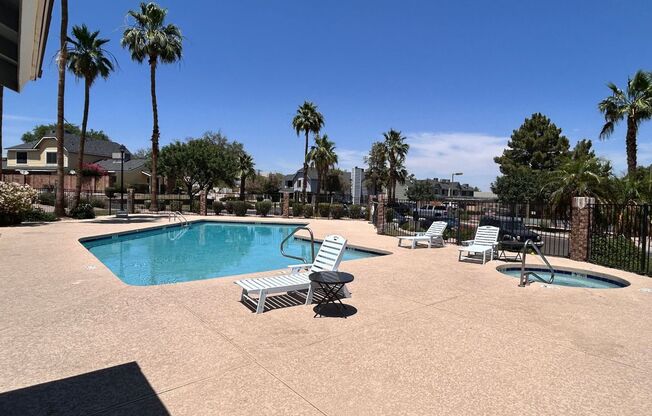 2 Bed / 2.5 Bath Townhouse in Phoenix!