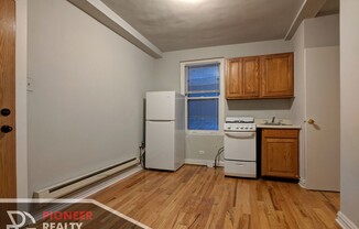 425 W Roscoe St