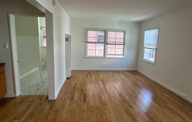 Charming studio in prime Los Angeles location - MOVE IN READY