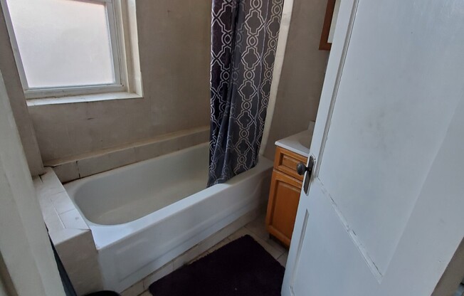 2 beds, 1 bath, $3,100, Unit 21