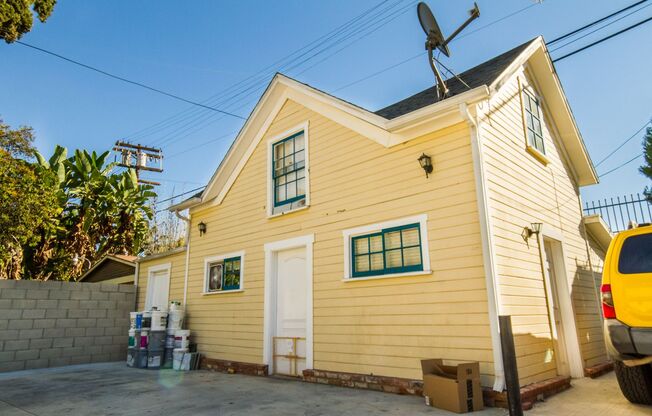 The Lyra Victorian Home on Menlo Avenue!