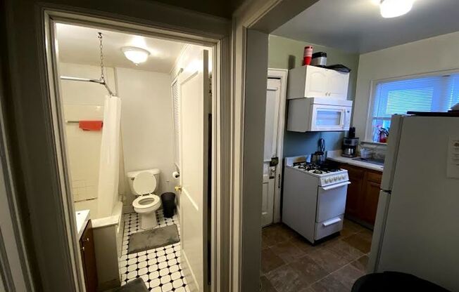 1 bed, 1 bath, $795, Unit B