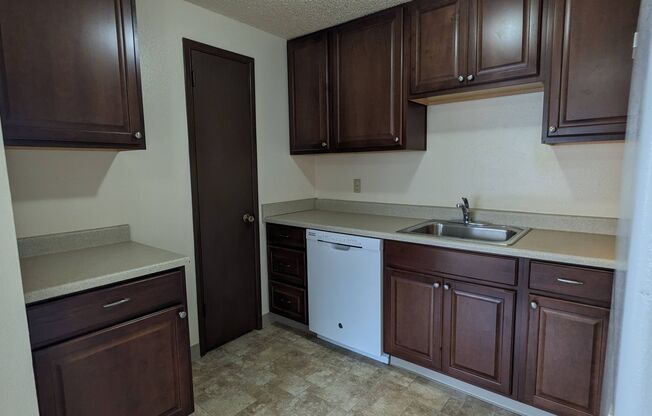 2 beds, 1 bath, 717 sqft, $1,195, Unit 10