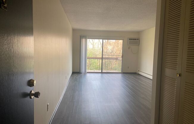 2 beds, 1.5 baths, 1,060 sqft, $1,275, Unit 7700-319