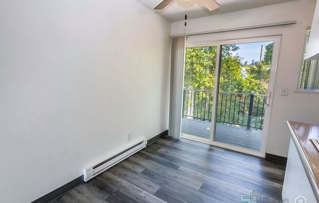 2 beds, 1 bath, 702 sqft, $1,550, Unit 33