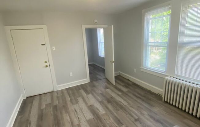 2 beds, 1 bath, $1,400, Unit Unit 8