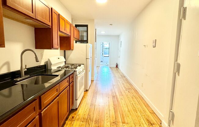 2 beds, 1 bath, $2,700, Unit 2R