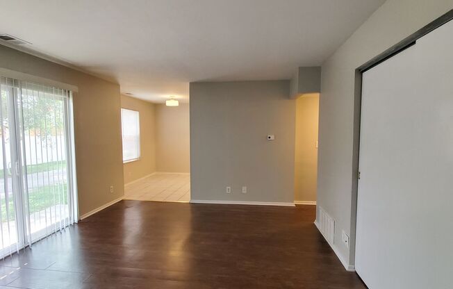 2 beds, 1 bath, 810 sqft, $999, Unit 9302 Aylesbury Dr #2