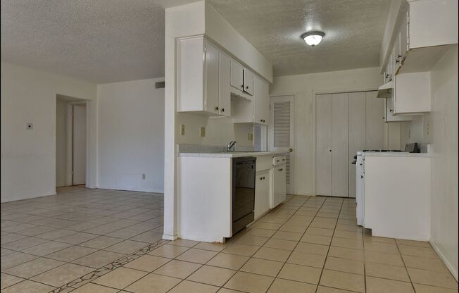 2 beds, 1 bath, $1,350, Unit # #A