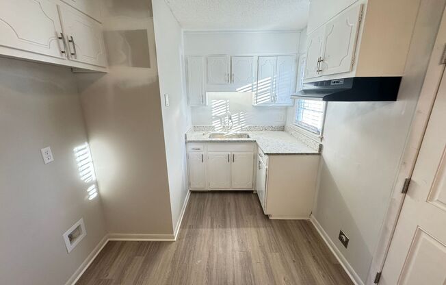 1 bed, 1 bath, 615 sqft, $1,050, Unit 821 Oakwood Villa