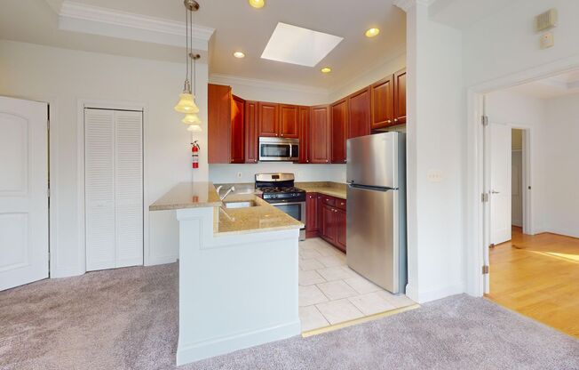 Top Floor! Beautiful One Bedroom W/Renovated Kitchen & Washer/Dryer In Unit!
