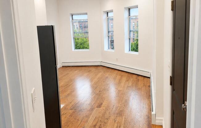 1351 PUTNAM AVE