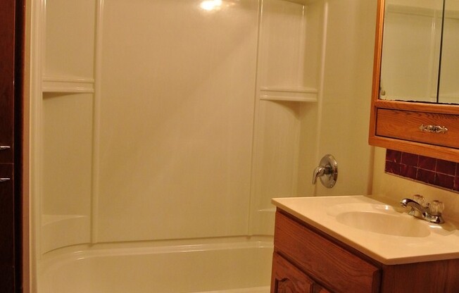 4 beds, 1.5 baths, $1,295, Unit Main floor
