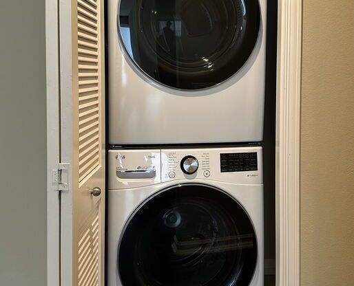 2 beds, 2 baths, 1,290 sqft, $3,700, Unit 439