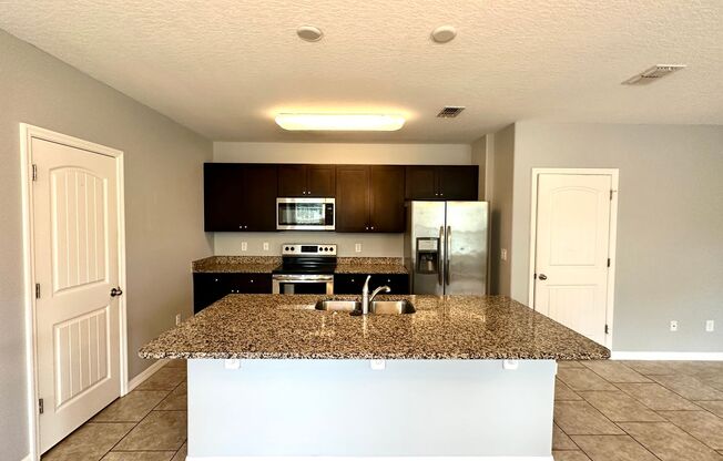 Awesome townhome in Resort Style Conmuunity