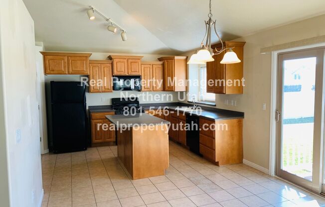 3 beds, 2 baths, $2,150