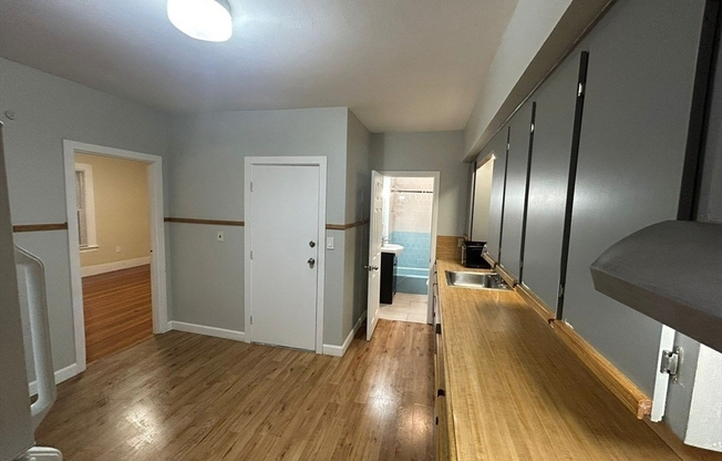 2 beds, 1 bath, 1,000 sqft, $2,400, Unit 2