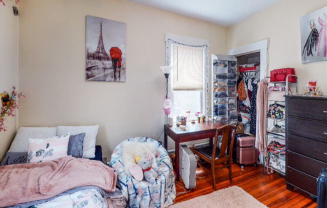 Large Science Hill 3BR with Dual Balcony Access