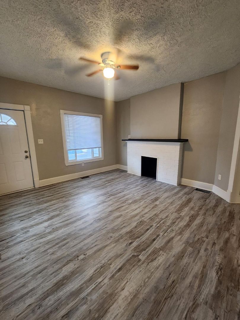 Spacious 3 Bedroom Duplex Near 10th and Sherman Dr.