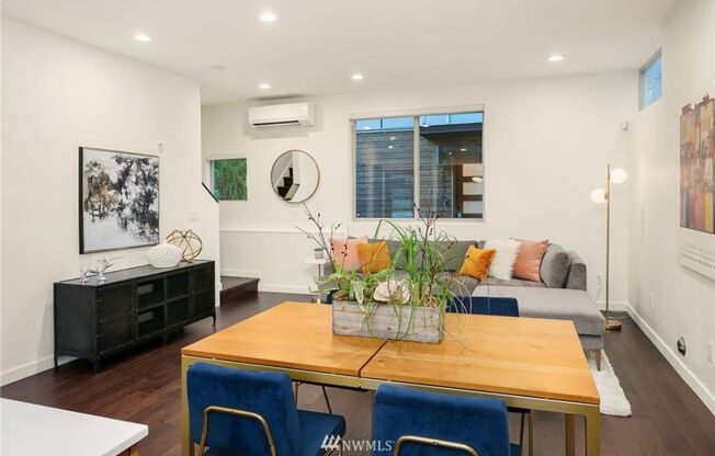 Welcome Home 3 bd 2.5 ba - West Seattle Townhome