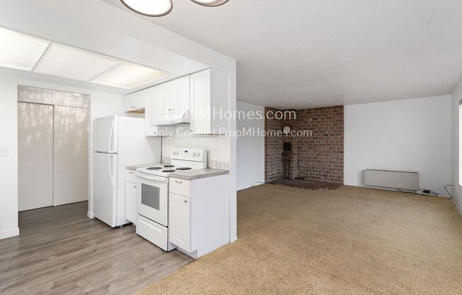 Spacious and Cozy Two-Bedroom in Gresham - Yard + Garage!