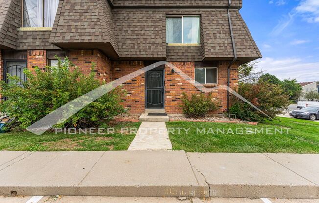 Charming Townhouse with Washer/Dryer and Central AC