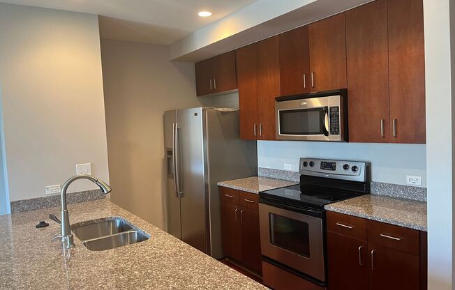 Beautiful 1/1 Condo in the Heart of Midtown w/ Great Amenities & Office/Bonus Room!