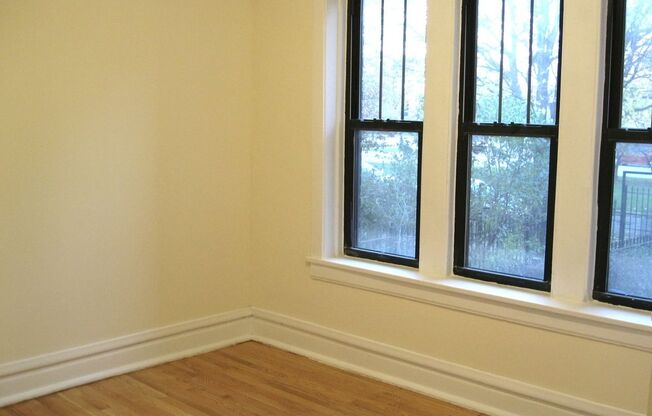 2 beds, 1 bath, 1,121 sqft, $2,695, Unit 2526-1E