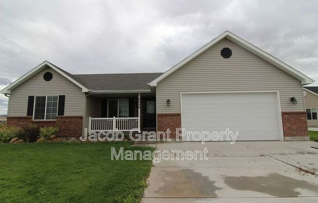 5 beds, 2 baths, 3,000 sqft, $2,495