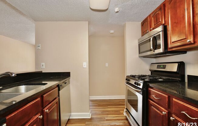 2 beds, 2 baths, $1,625, Unit Unit M