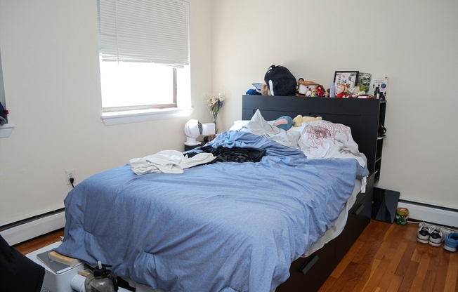 3 beds, 1 bath, 999 sqft, $4,200, Unit 21