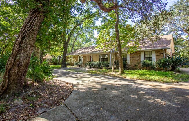 4 Bedroom home on over an Acre in Niceville!