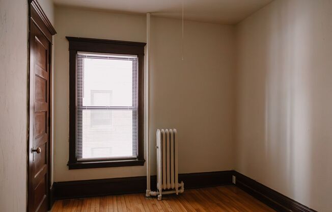 3 beds, 1 bath, 1,086 sqft, $1,595, Unit 307-15