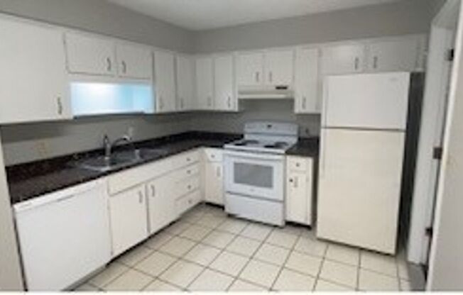 3 Bedroom 2 Bath Duplex in Winter Park For RENT!
