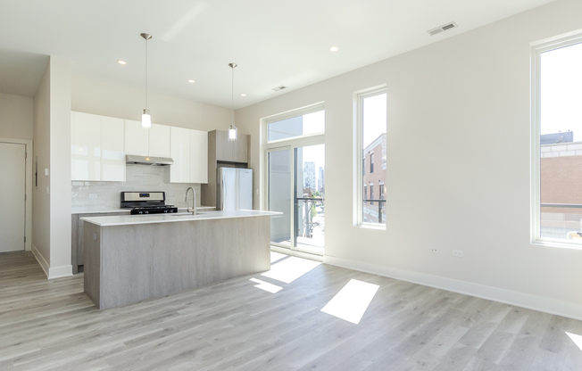 662 N Sangamon St 203