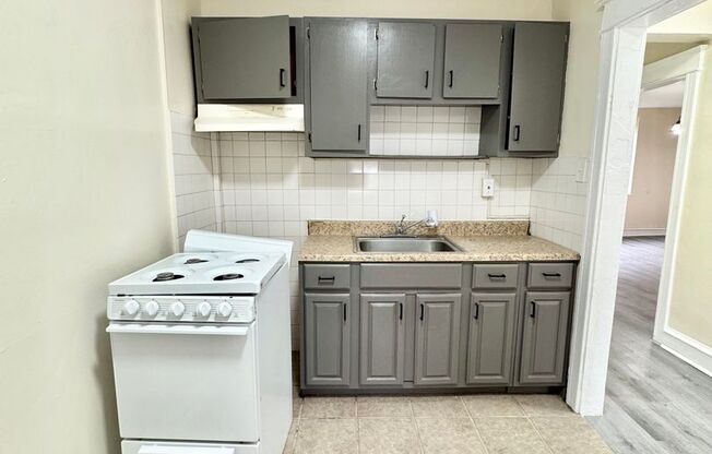 2 beds, 1 bath, $1,100, Unit G2