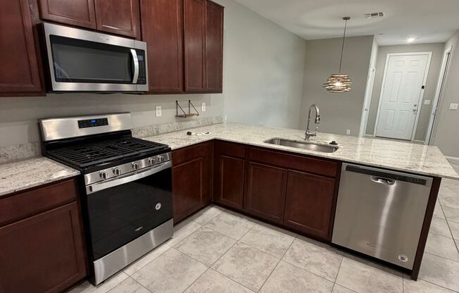 AMERICANA Property Mgmt - Beautiful 2 story 3-Beds Townhouse in Tule Springs
