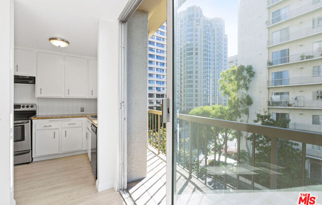 1 bed, 2 baths, 1,076 sqft, $3,400, Unit 703