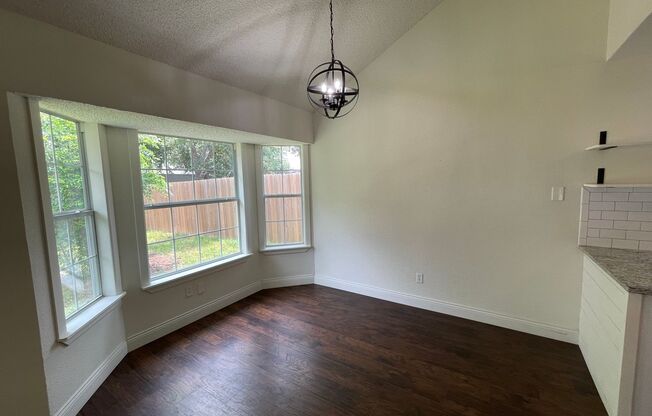 3 bedroom 2 bath home located in Great Northwest !
