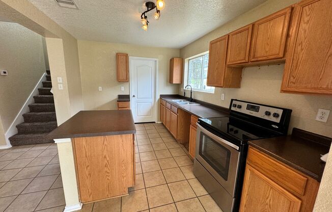 3 beds, 1.5 baths, $1,595