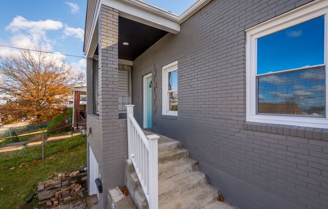 STUNNING 3 BEDROOM IN MUNHALL! FULLY RENOVATED! RENT SPECIAL AVAILABLE!